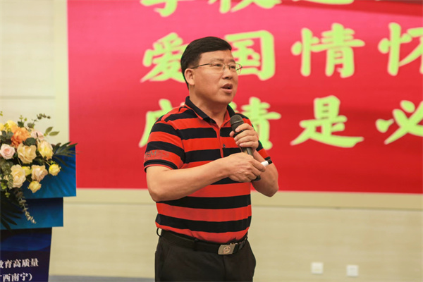 11、桂林高铁园学校校长刘新来发言.jpg